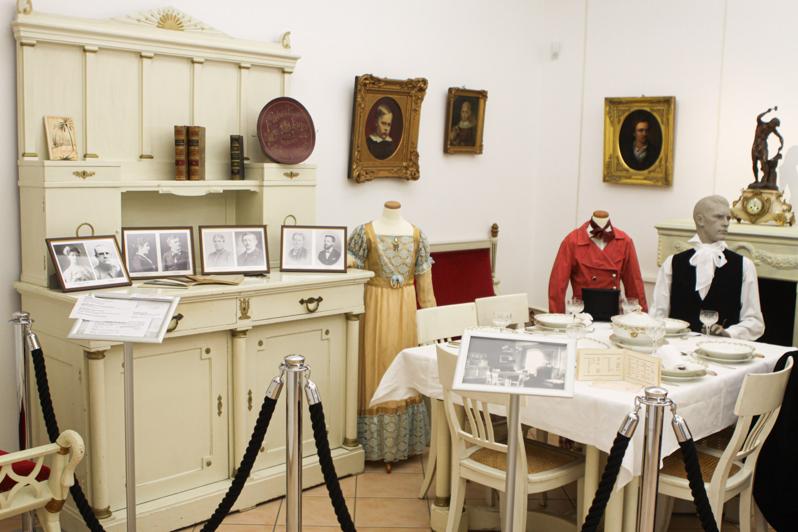 Die Vermittlung von Wohneinrichtung aus dem Familiennachlass Bassermann. Diese Vermittlung fand durch das Vorstandsmitglied und Stadtarchivar Joachim Kresin über Heidrun Halbaur statt. Die Wohneinrichtung wurde 2014 erstmals anlässlich einer Sonderausstellung der Öffentlichkeit präsentiert. Foto: Andreas Moosbrugger.