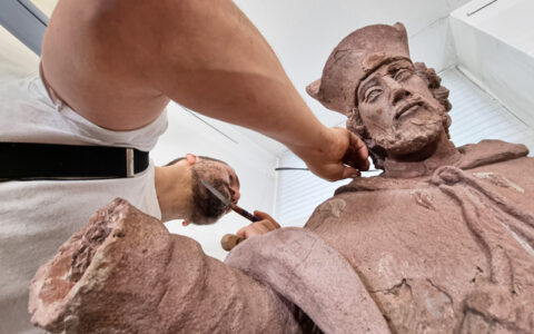 Die Großplastik des Heiligen Nepomuk aus dem Jahr 1751 wurde 2023 aufwendig mit Mitteln des Freundeskreises Schwetzinger Museum (FSM) e. V. restauriert. Der Freundeskreis beteiligte sich mit 10.000 Euro und übernahm damit einen Großteil der anfallenden Restaurierungskosten. Foto: Katja Bauroth.